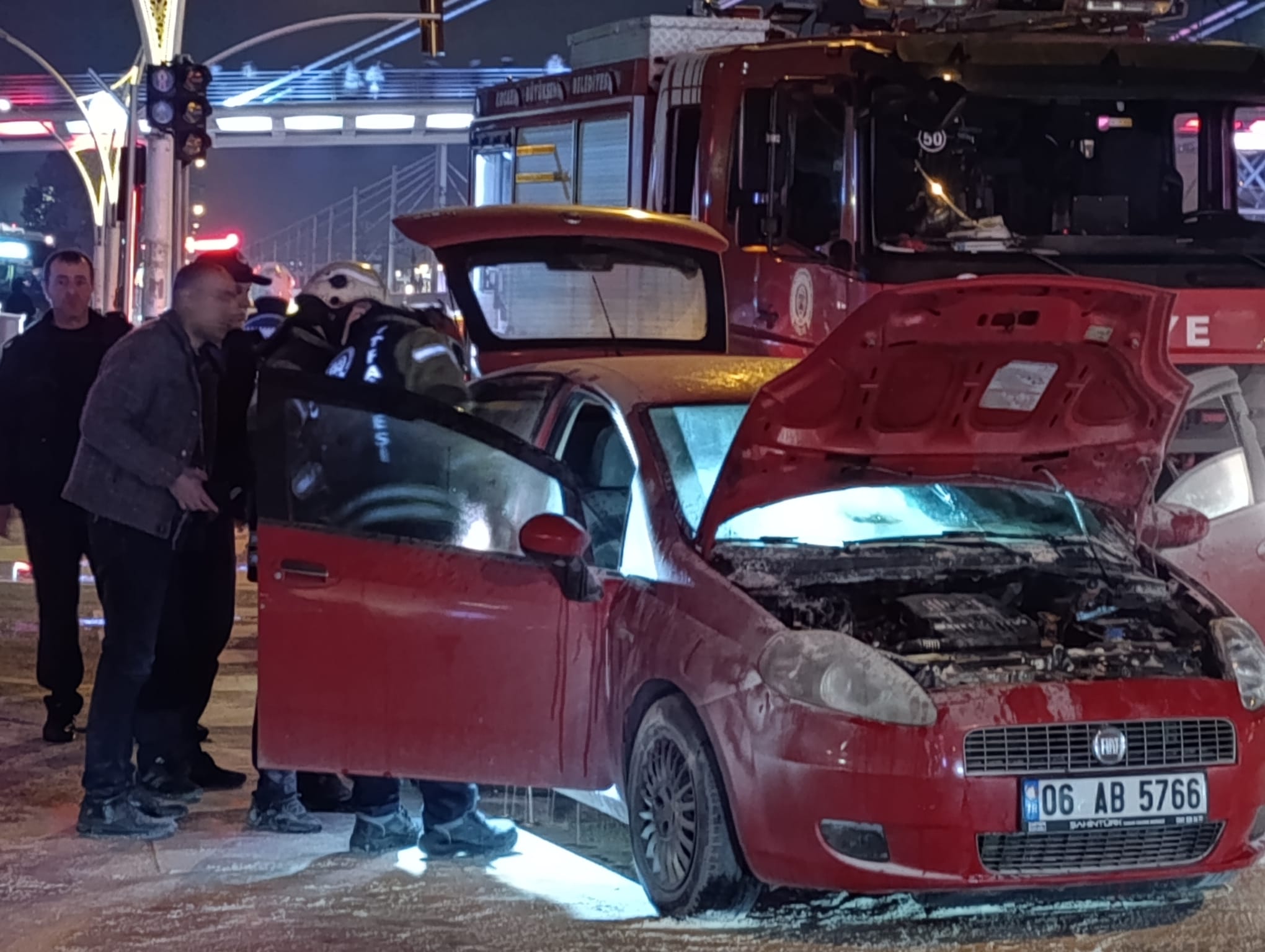 KOCAELİ BÜYÜKŞEHİR BELEDİYESİ ÖNÜNDE ARAÇTA YANGIN