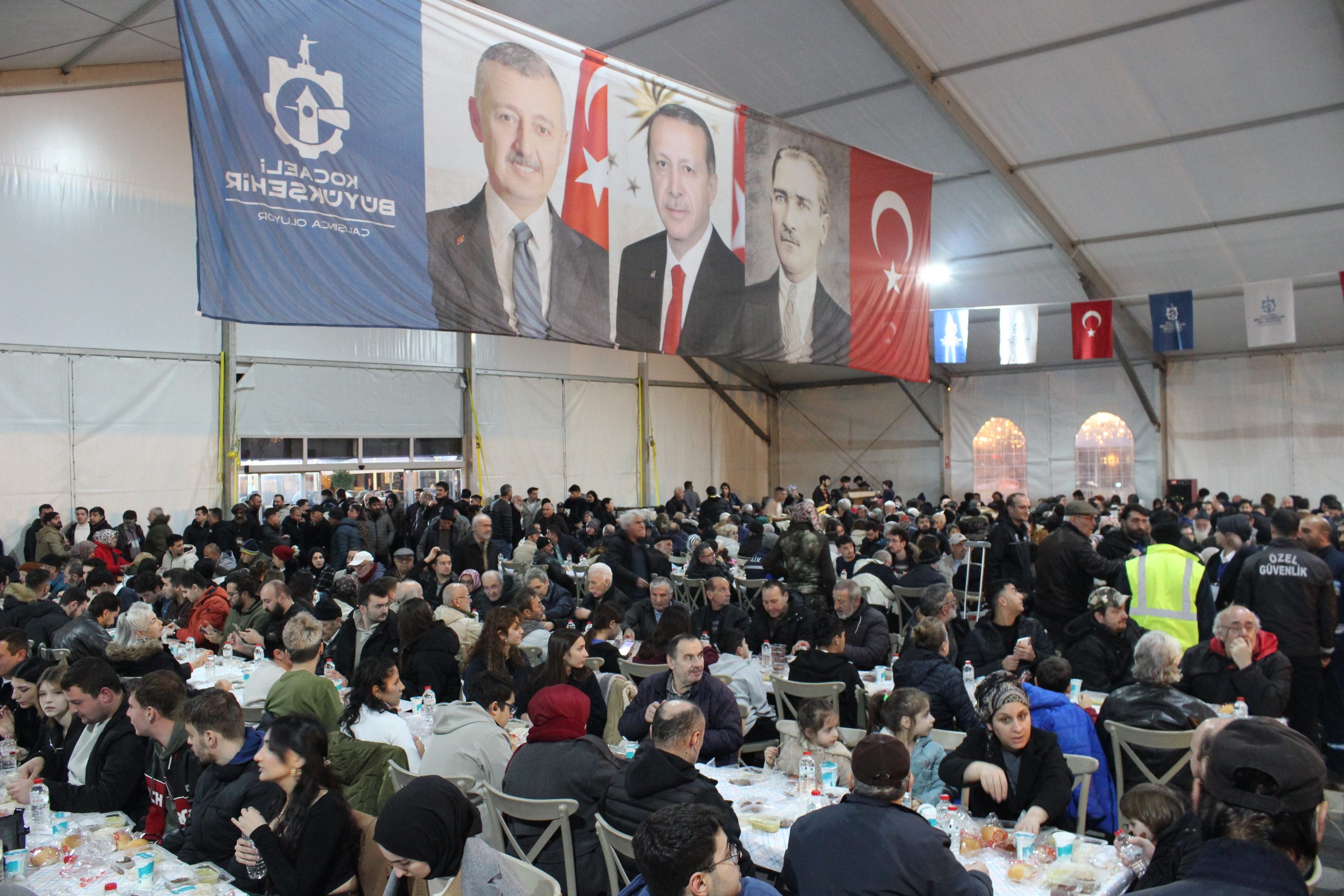 Kocaeli’de Gönül Sofraları Kuruldu: Binlerce Vatandaş İftarda Buluştu