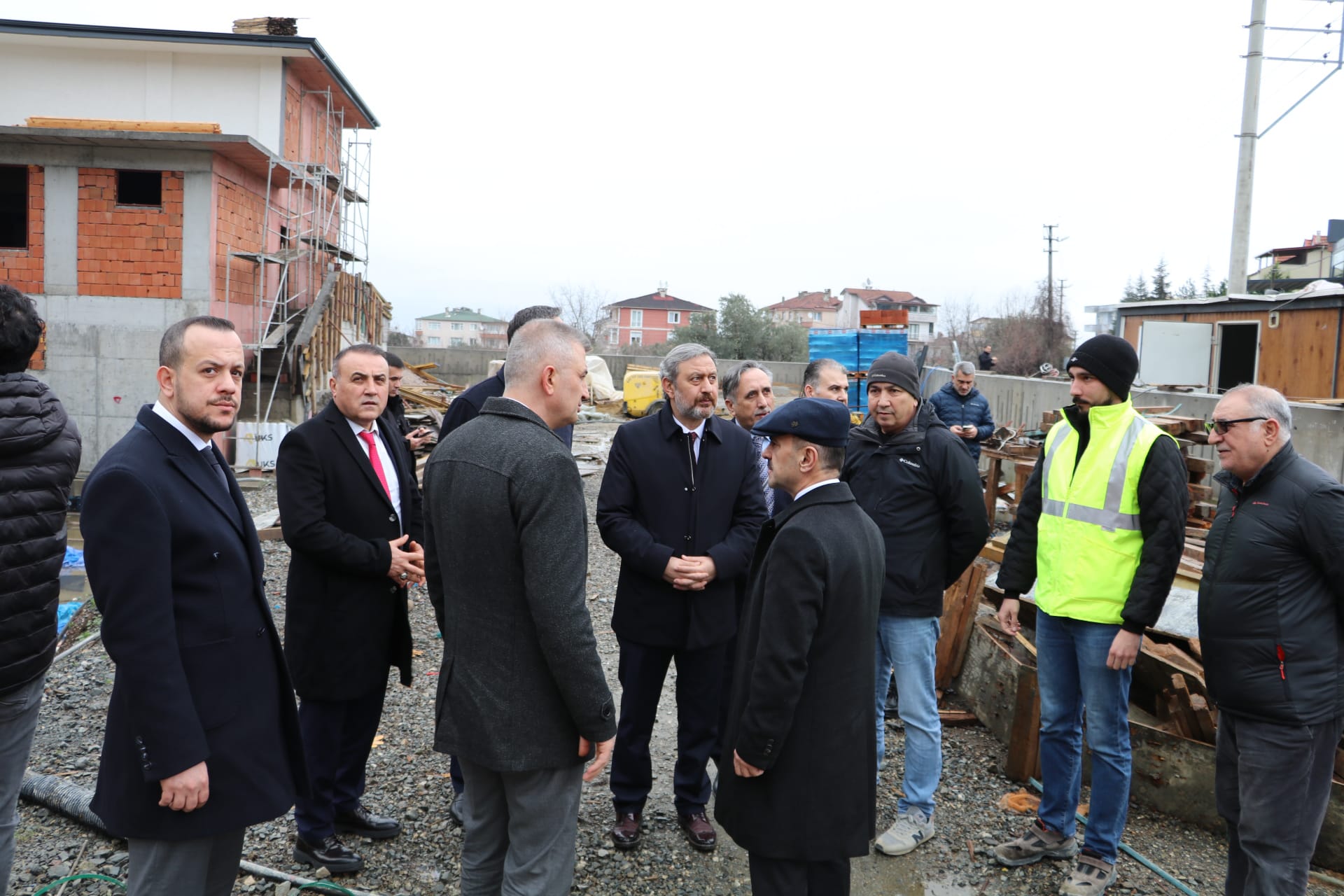 Vali Aktaş Gölcük’te Yapımı Devam Eden Okul İnşaatlarında İnceleme ve Denetimlerde Bulundu