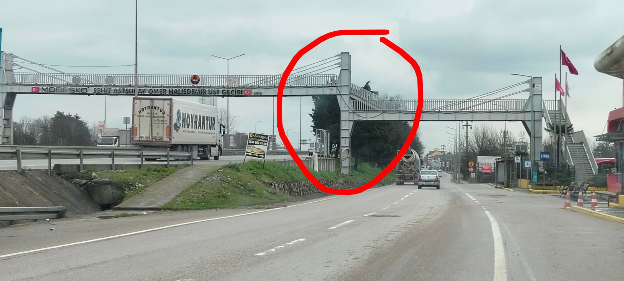 Üstgeçit Var Ama Çıkış Yok: Yayalar Trafiğin Ortasına Mahkûm