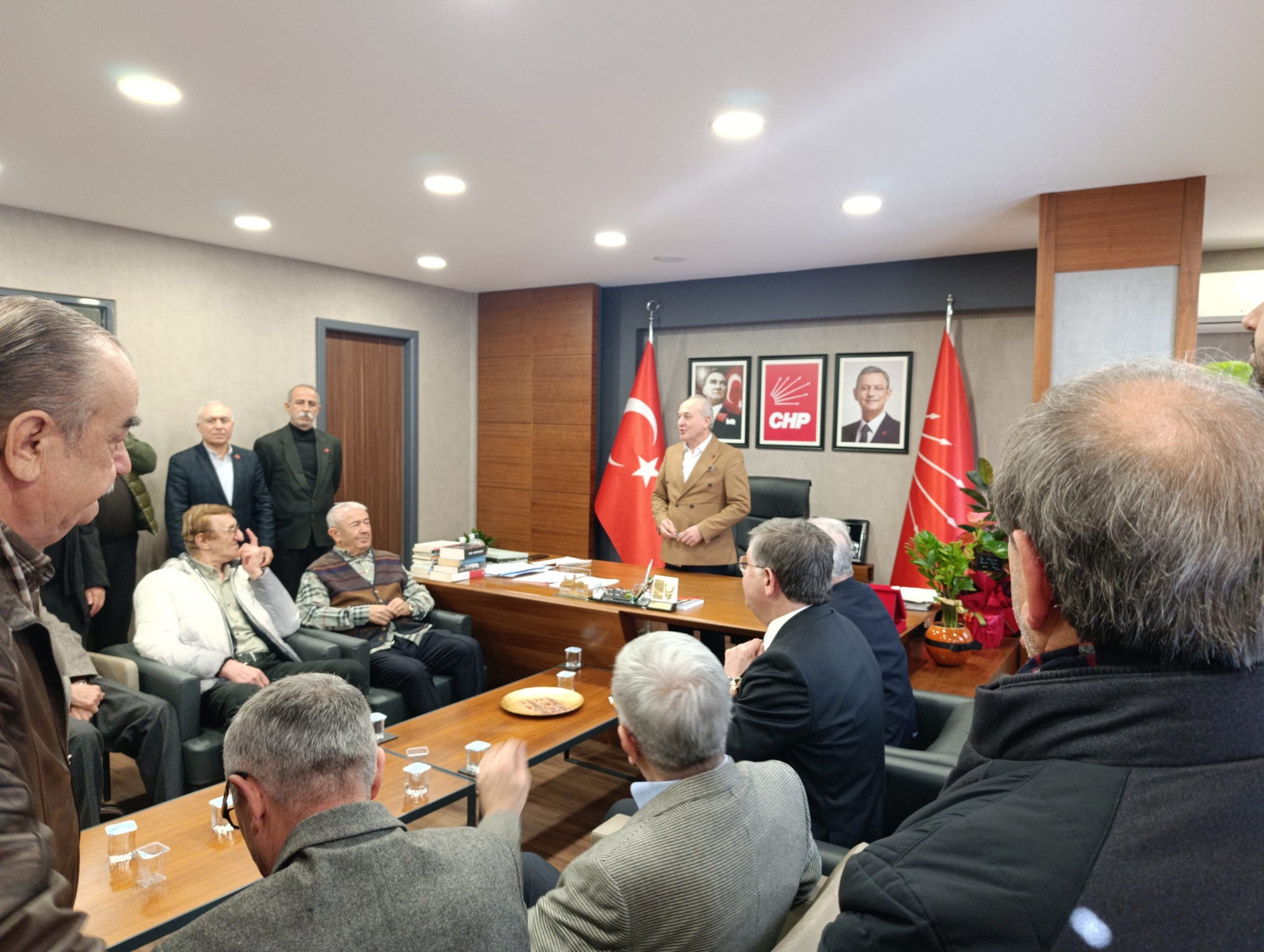 SHP eski Genel Başkanı Murat Karayalçın Kocaeli programı kapsamında CHP Kocaeli İl Başkanı Erdem Arcan ve yönetimini ziyaret etti.