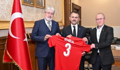 VALİ AKTAŞ’A ANLAMLI HEDİYE: MİLLİ GURURUMUZ MERİH DEMİRAL’IN FORMASI TAKDİM EDİLDİ