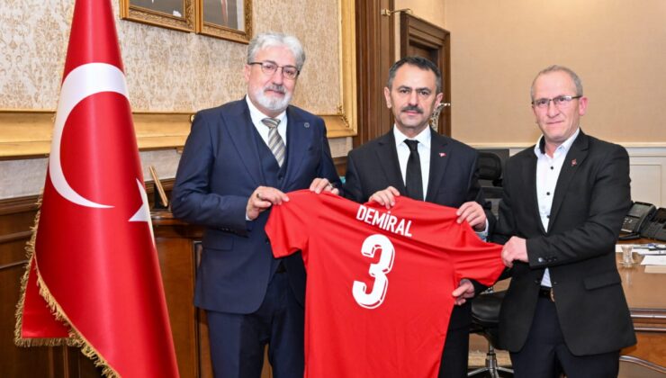 VALİ AKTAŞ’A ANLAMLI HEDİYE: MİLLİ GURURUMUZ MERİH DEMİRAL’IN FORMASI TAKDİM EDİLDİ