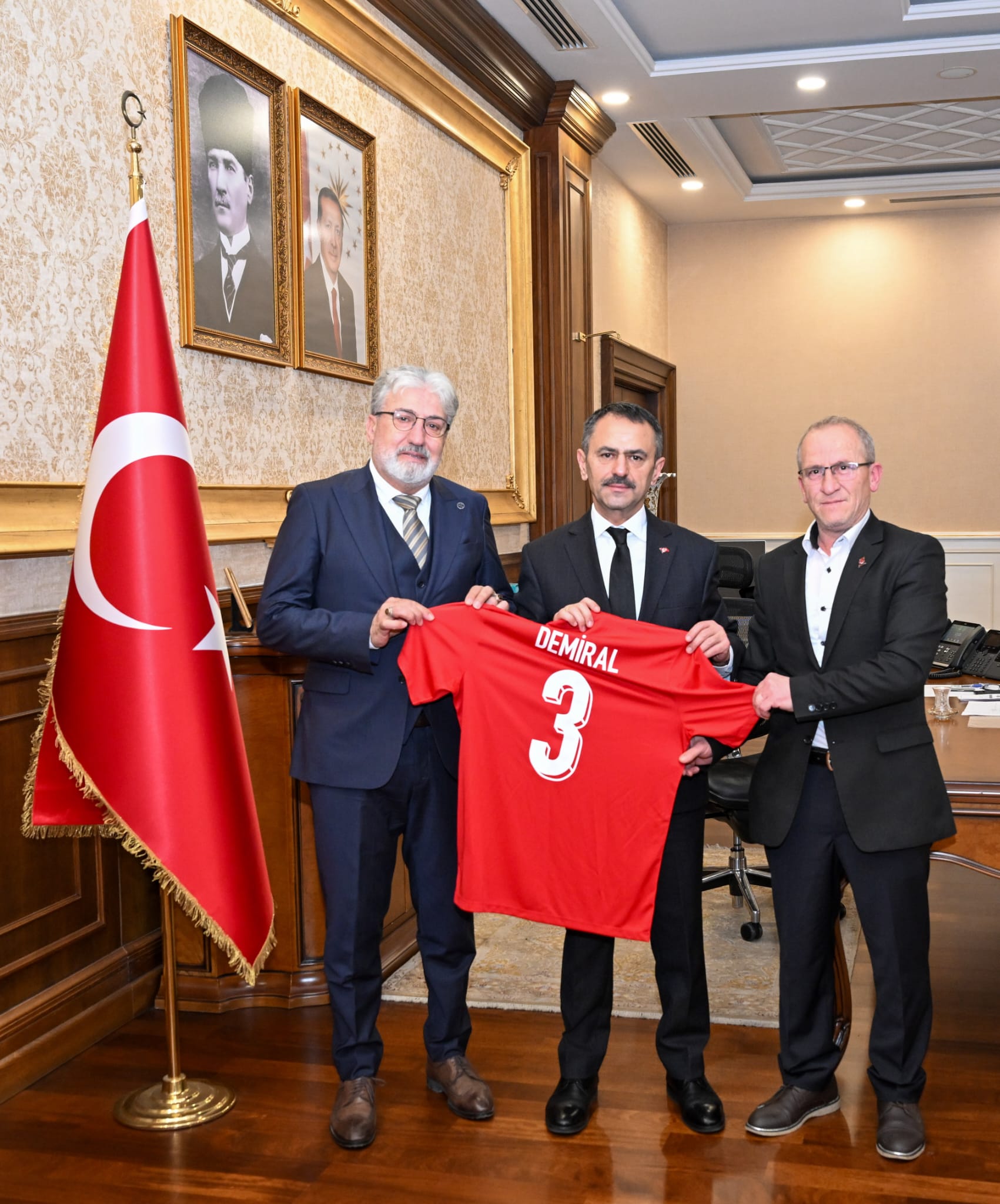 VALİ AKTAŞ’A ANLAMLI HEDİYE: MİLLİ GURURUMUZ MERİH DEMİRAL’IN FORMASI TAKDİM EDİLDİ