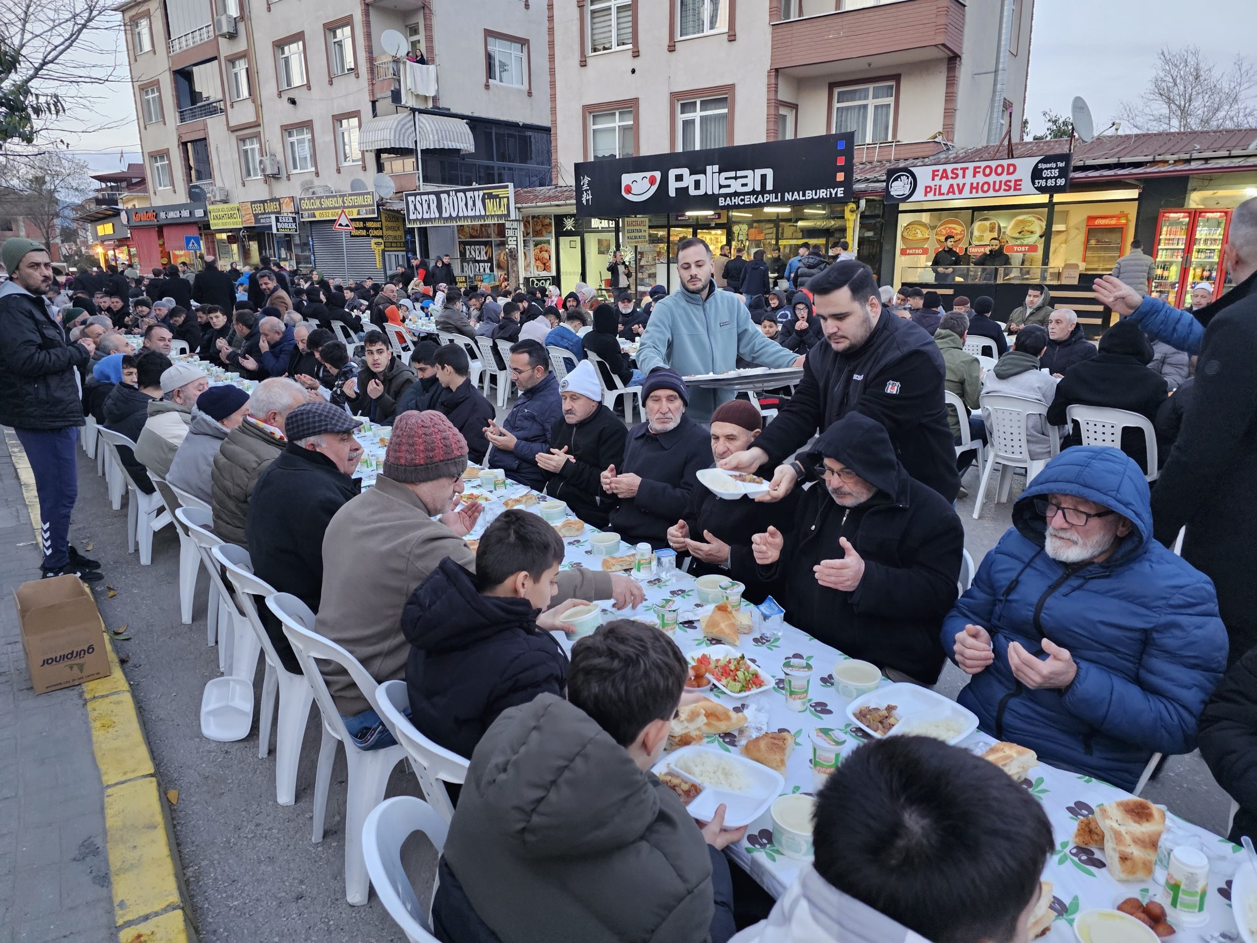Kavaklı Mahallesi’nde 1200 Kişilik İftar Sofrası Kuruldu
