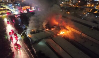 Başiskele’de Raf Fabrikası Alevlere Teslim Oldu: Gökyüzü Kızıla Boyandı!