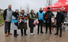 İzmit Belediyesi Arife Günü Mezarlıklarda Binlerce Fide Dağıttı