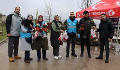İzmit Belediyesi Arife Günü Mezarlıklarda Binlerce Fide Dağıttı