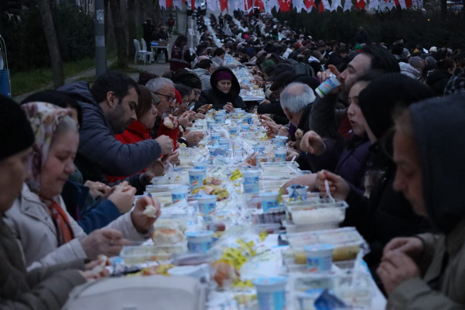 Fatma Başkan, Akarca’da yüzlerce vatandaşlarla aynı sofrada buluştu