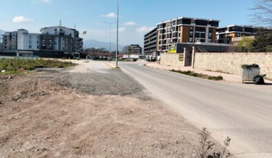 KARTEPE BALLICA SOKAK’TA BİTMEYEN YOL TEPKİ ÇEKİYOR