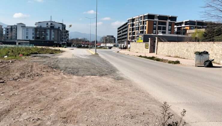KARTEPE BALLICA SOKAK’TA BİTMEYEN YOL TEPKİ ÇEKİYOR