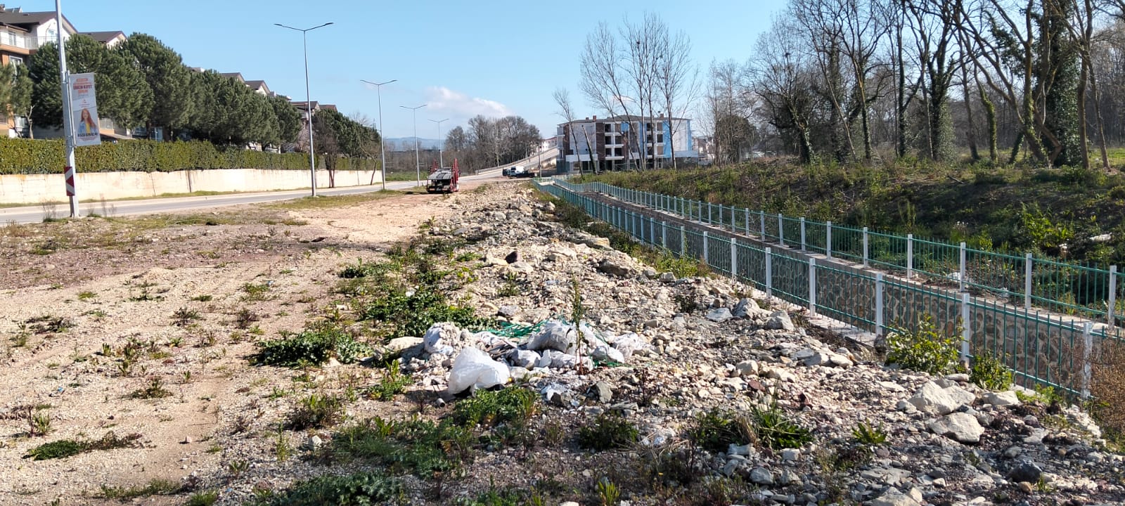 KARTEPE’DE DERE YATAĞI MOLOZLARLA KİRLETİLİYOR