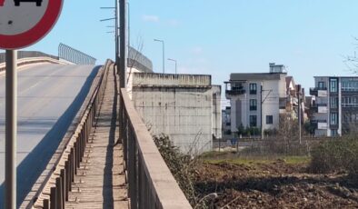 KARTEPE FATİH SULTAN MEHMET MAHALLESİ’NDE ÜST GEÇİT YETERSİZLİĞİ TEPKİ ÇEKİYORKARTEPE FATİH SULTAN MEHMET MAHALLESİ’NDE ÜST GEÇİT YETERSİZLİĞİ TEPKİ ÇEKİYOR Kartepe Fatih Sultan Mehmet Mahallesi’nde bulunan TCDD üst geçidi, yaya ve bisiklet kullanıcıları için yetersiz altyapısıyla dikkat çekiyor. Mevcut üst geçitte yaya kaldırımlarının dar olması, vatandaşların güvenli geçişini zorlaştırırken, bölgede herhangi bir bisiklet yolunun bulunmaması da önemli bir eksiklik olarak öne çıkıyor. Öte yandan, daha önce demiryolu üzerine üst geçit genişletmesi amacıyla ayakların yapıldığı ancak bu alanların aktif olarak kullanılmadığı görülüyor. Bu durum, yapılan yatırımların atıl kaldığı yönünde eleştirilere neden oluyor. Vatandaşlar, hem trafik akışını rahatlatmak hem de yaya ve bisiklet kullanıcılarının güvenliğini sağlamak adına üst geçidin genişletilmesi gerektiğini ifade ediyor. Özellikle mevcut altyapının değerlendirilerek tamamlanması, bölge için önemli bir çözüm olarak görülüyor.