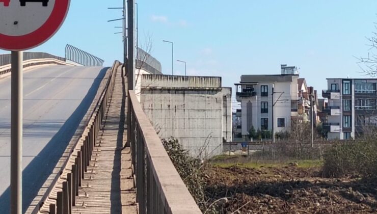 KARTEPE FATİH SULTAN MEHMET MAHALLESİ’NDE ÜST GEÇİT YETERSİZLİĞİ TEPKİ ÇEKİYORKARTEPE FATİH SULTAN MEHMET MAHALLESİ’NDE ÜST GEÇİT YETERSİZLİĞİ TEPKİ ÇEKİYOR Kartepe Fatih Sultan Mehmet Mahallesi’nde bulunan TCDD üst geçidi, yaya ve bisiklet kullanıcıları için yetersiz altyapısıyla dikkat çekiyor. Mevcut üst geçitte yaya kaldırımlarının dar olması, vatandaşların güvenli geçişini zorlaştırırken, bölgede herhangi bir bisiklet yolunun bulunmaması da önemli bir eksiklik olarak öne çıkıyor. Öte yandan, daha önce demiryolu üzerine üst geçit genişletmesi amacıyla ayakların yapıldığı ancak bu alanların aktif olarak kullanılmadığı görülüyor. Bu durum, yapılan yatırımların atıl kaldığı yönünde eleştirilere neden oluyor. Vatandaşlar, hem trafik akışını rahatlatmak hem de yaya ve bisiklet kullanıcılarının güvenliğini sağlamak adına üst geçidin genişletilmesi gerektiğini ifade ediyor. Özellikle mevcut altyapının değerlendirilerek tamamlanması, bölge için önemli bir çözüm olarak görülüyor.