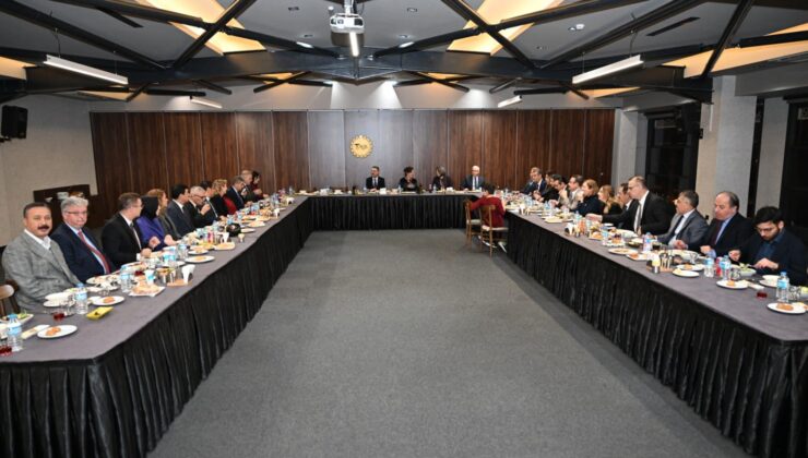 Aktaş Çifti, Vali Yardımcıları ve Kaymakamlarla İftar Yemeğinde Bir Araya Geldi