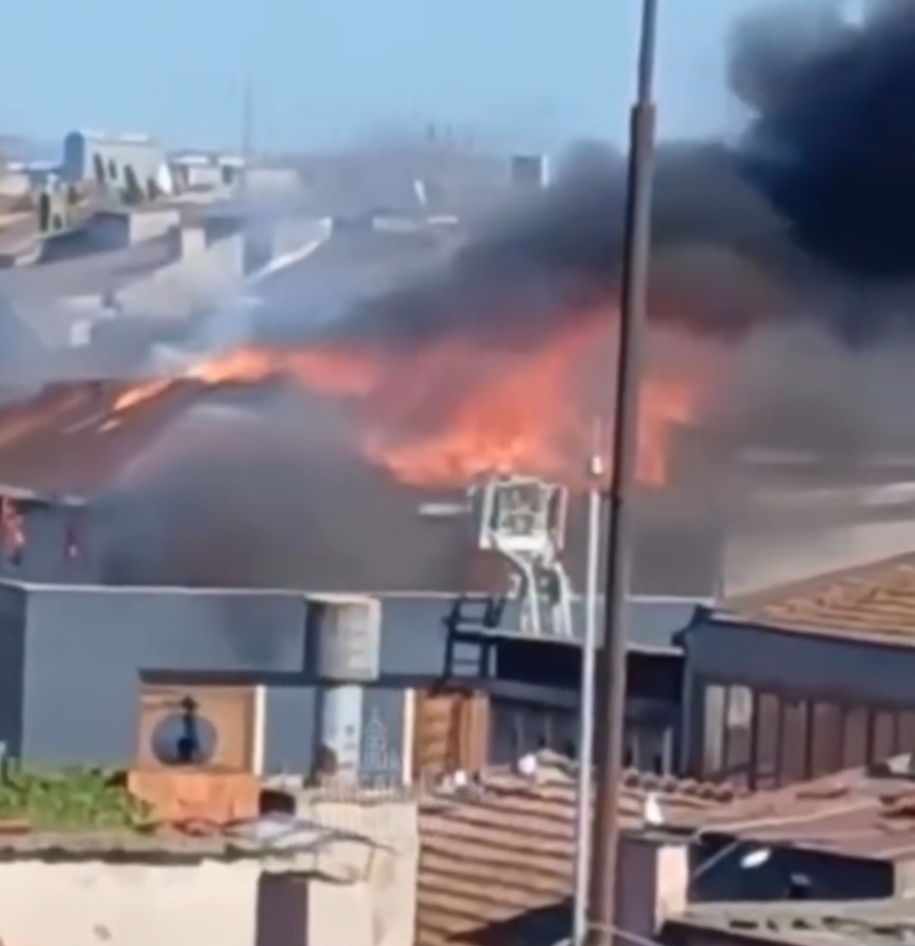 İzmit’te AVM Çatısında Yangın: Ekipler Soğutma Çalışması Yaptı