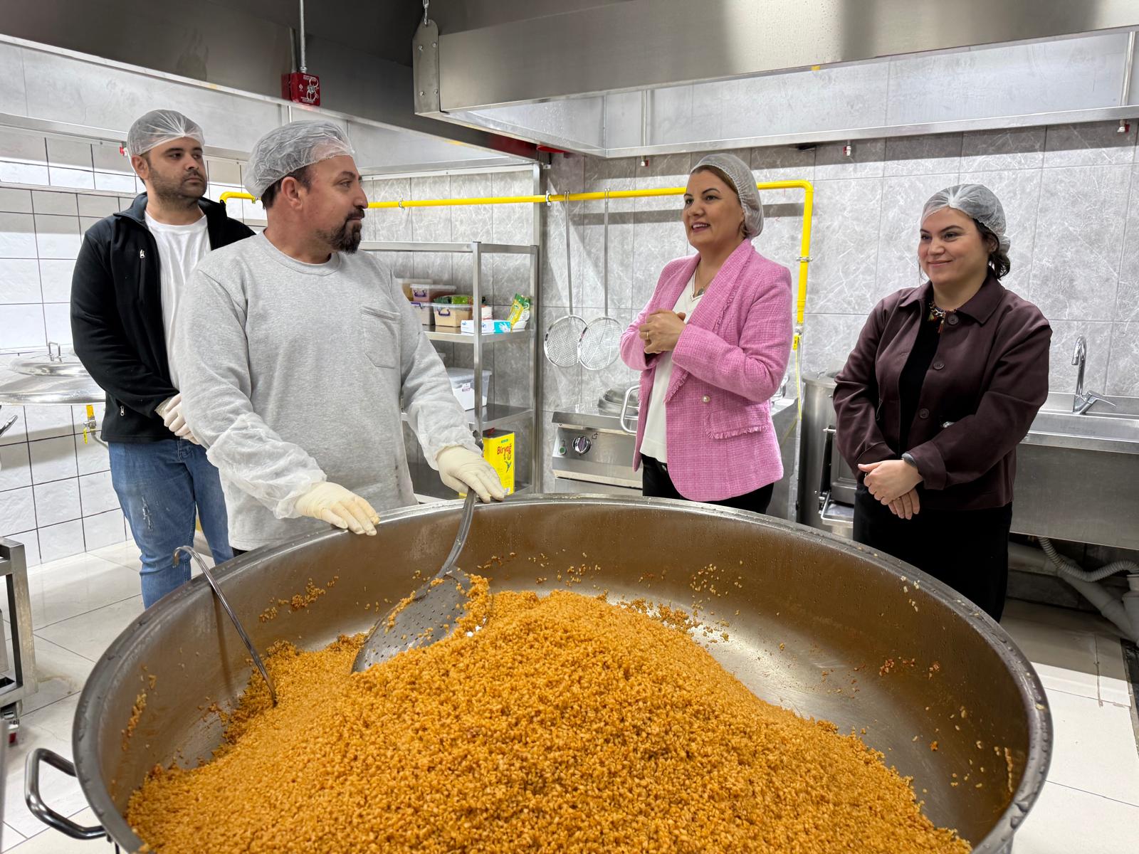 İzmit’in Aşevi kapasitesi 2,5 kat arttı yemek üretimi 10 bine ulaştı