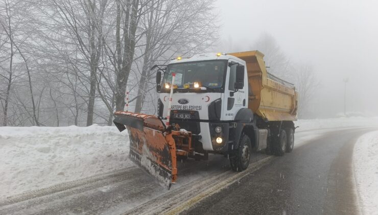 KARTEPE’DE BAYRAMIN SÜRPRİZİ KAR, BELEDİYENİN CEVABI HIZ OLDU!
