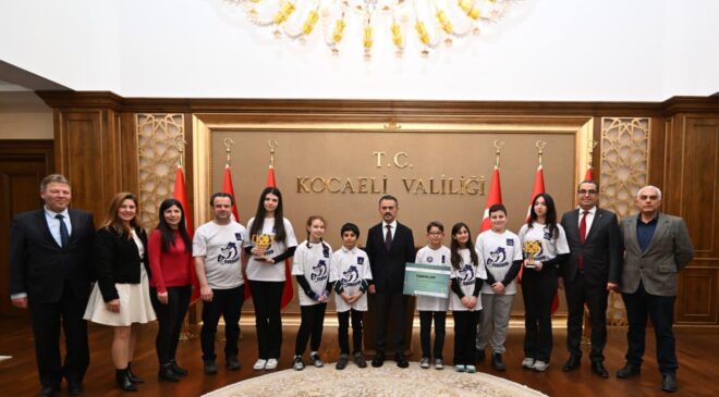 Uluslararası FIRST LEGO League Turnuvasına Katılmaya Hak Kazanan Öğrencilerden Vali  Aktaş'a Ziyaret