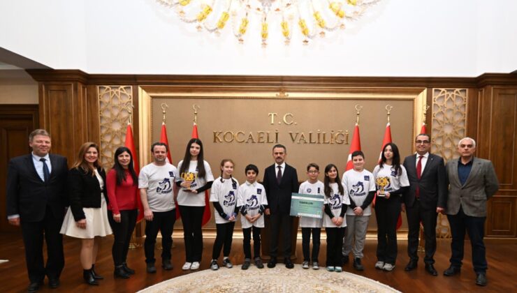 Uluslararası FIRST LEGO League Turnuvasına Katılmaya Hak Kazanan Öğrencilerden Vali  Aktaş'a Ziyaret