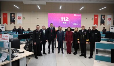 İçişleri Bakan Yardımcısı Ali Çelik ve Vali İlhami Aktaş, Ramazan Bayramı mesaisine 112 Acil Çağrı Merkezi personeliyle bayramlaşarak başladı.