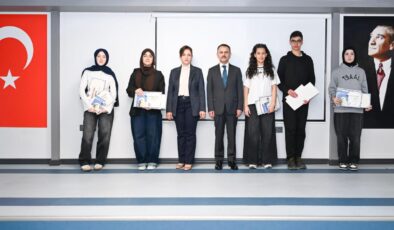 Kocaeli’de Çini Sanatı Gençlerin Ellerinde Hayat Buluyor: Sıtkı Olçar Resim Yarışması Sonuçlandı!