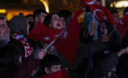 İzmitli Kerem attı, “Dünyalar” bizim oldu  Kocaelililer, Büyükşehir’in dev ekranında büyük zaferi yaşadı;
