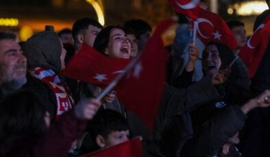 İzmitli Kerem attı, “Dünyalar” bizim oldu  Kocaelililer, Büyükşehir’in dev ekranında büyük zaferi yaşadı;