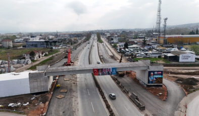 Başiskele Kavşağı’nda dev kirişler 9 saatte yerleştirildi