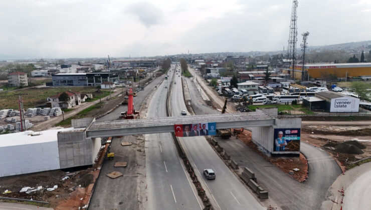 Başiskele Kavşağı’nda dev kirişler 9 saatte yerleştirildi