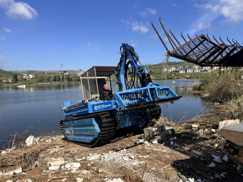 Kocaeli Büyükşehir Belediyesi, Gölkaypark’taki göleti temizledi