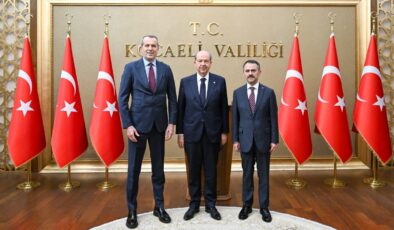 KKTC Cumhurbaşkanı Ersin Tatar Kocaeli Valiliği’nde: Şeref Defteri’ni İmzaladı