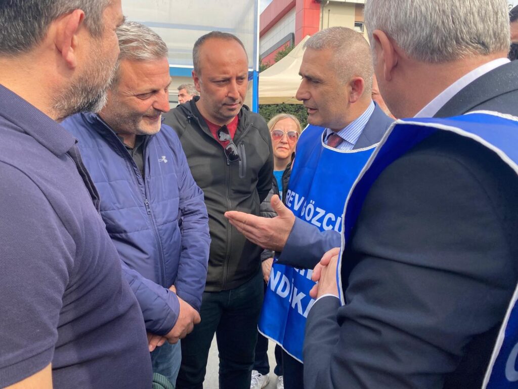 Özçelik-İş Sendika Bölge Başkanı Arif Çelik ve Genel Sekreteri Leven Erdi Alanda karşılama