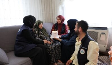 92 Yaşındaki Neriman Teyze’ye Duygu Dolu Doğum Günü Sürprizi