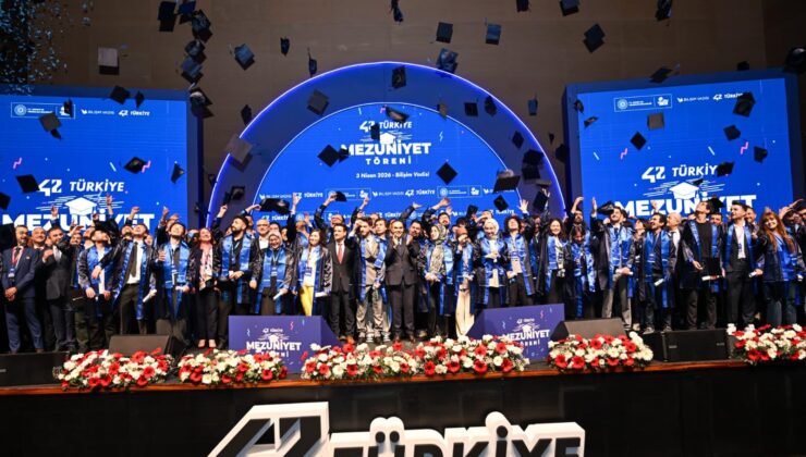 Bilişim Vadisi’nde Gurur Günü: 42 Türkiye İlk Mezunlarını Verdi