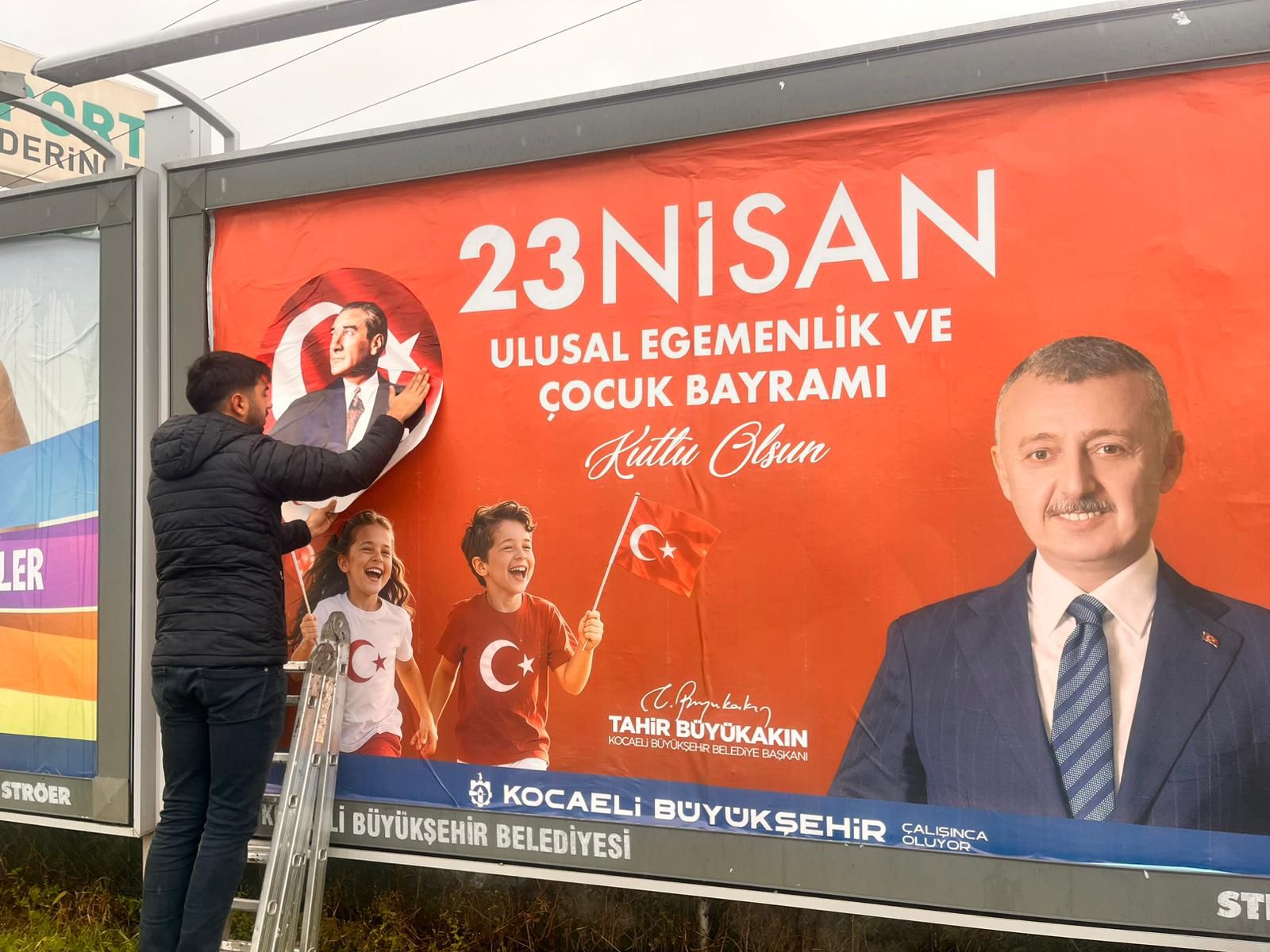 Atatürk’süz 23 Nisan Billboardlarına Tepki: CHP Derince Gençlik Kolları’ndan Müdahale