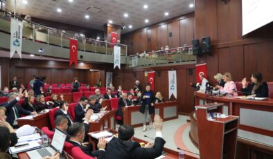 İzmit Belediyesi Meclisi’nde görev dağılımı yapıldı