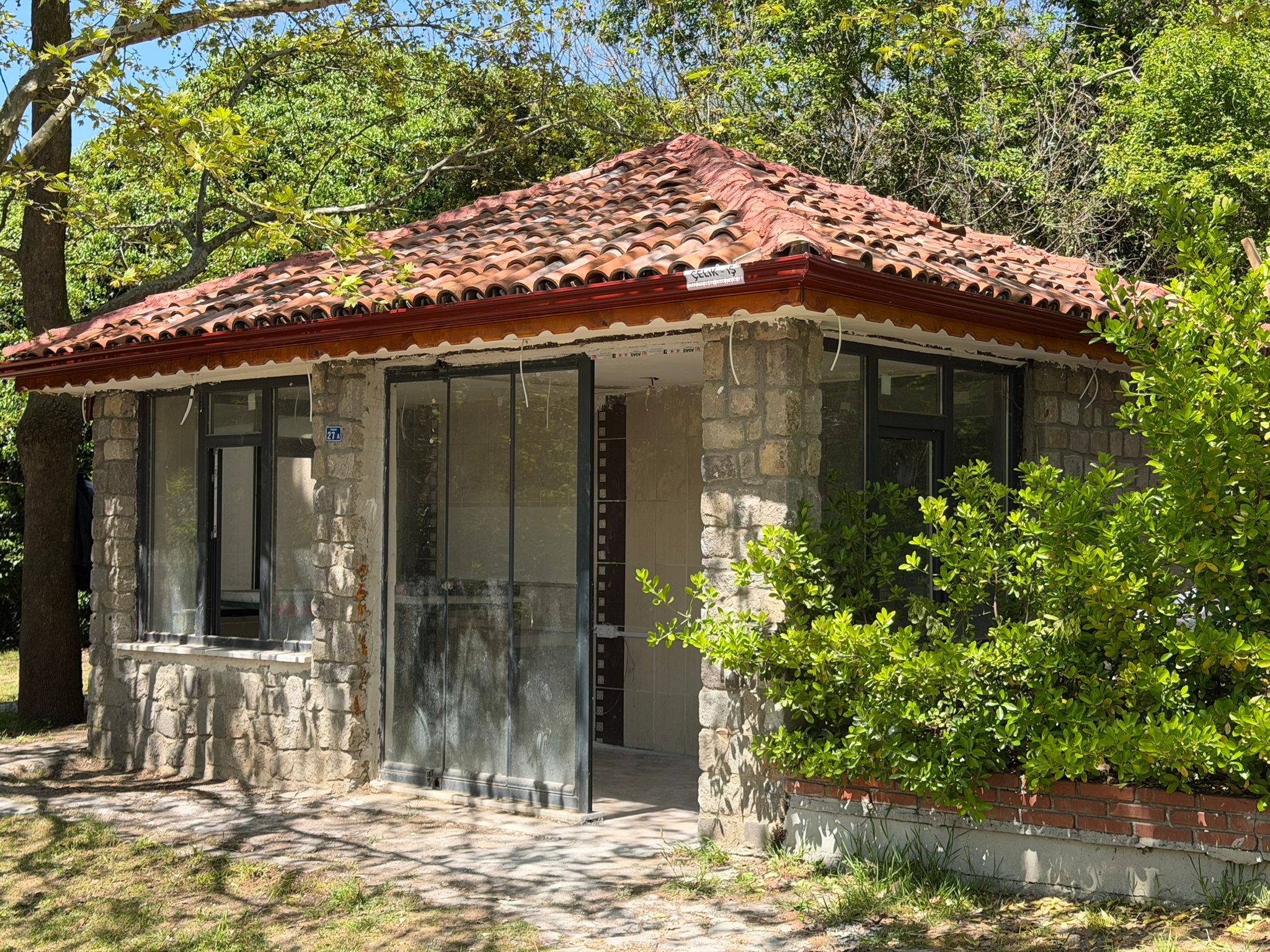 İZMİT’TE “MODERN MANGAL” DÖNEMİ: ŞEHİTLİK KORUSU YENİLENİYOR