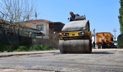 KARTEPE’DE FEN İŞLERİ MESAİSİ: ÜÇ MAHALLEDE EŞ ZAMANLI YOL SEFERBERLİĞİ!