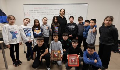 Kartepe’nin Minikleri Zekâsını Konuşturuyor: Genç Akademi’de Akıl Oyunları Rüzgârı!