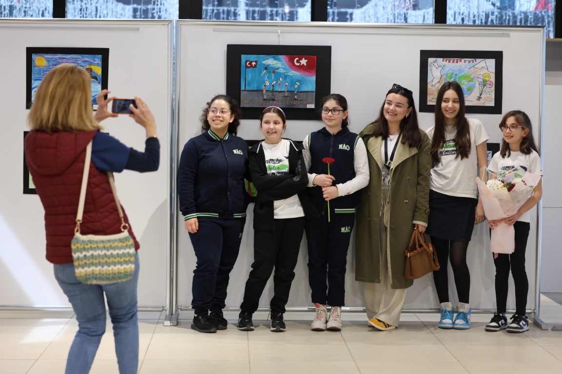 Kartepe’de Sanatın “Minik” Hali: 23 Nisan Sergisi Kapılarını Açtı!