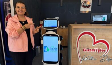 KAFELERDE ROBOT DEVRİ: LİLİ VE LİMON İŞBAŞI YAPTI