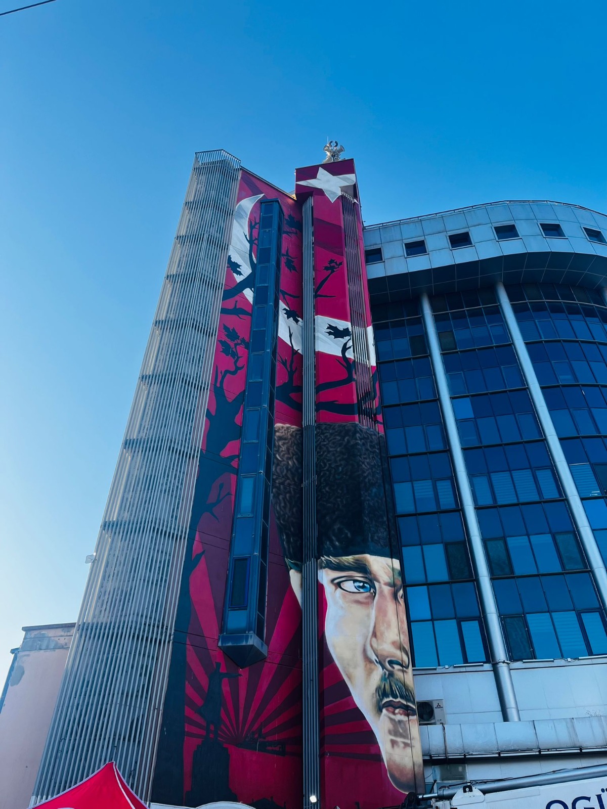 İzmit’in Hafızası Tazelendi: Belsa Plaza’daki Atatürk Graffitisi İlk Günkü Canlılığında!