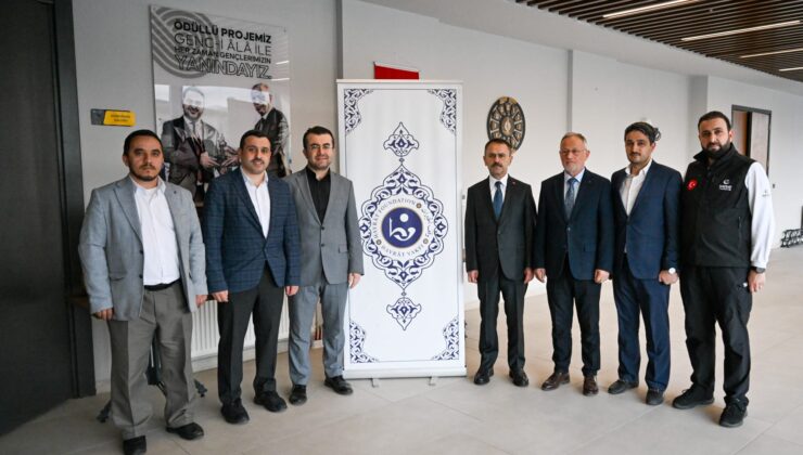 Vali Aktaş, Hayrat Vakfı’nın Ödül Törenine Katıldı