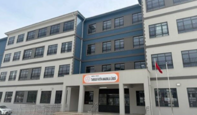 MERSİNDE BİR ÖĞRENCİ OKULDA SİLAHLA YAKALANDI.