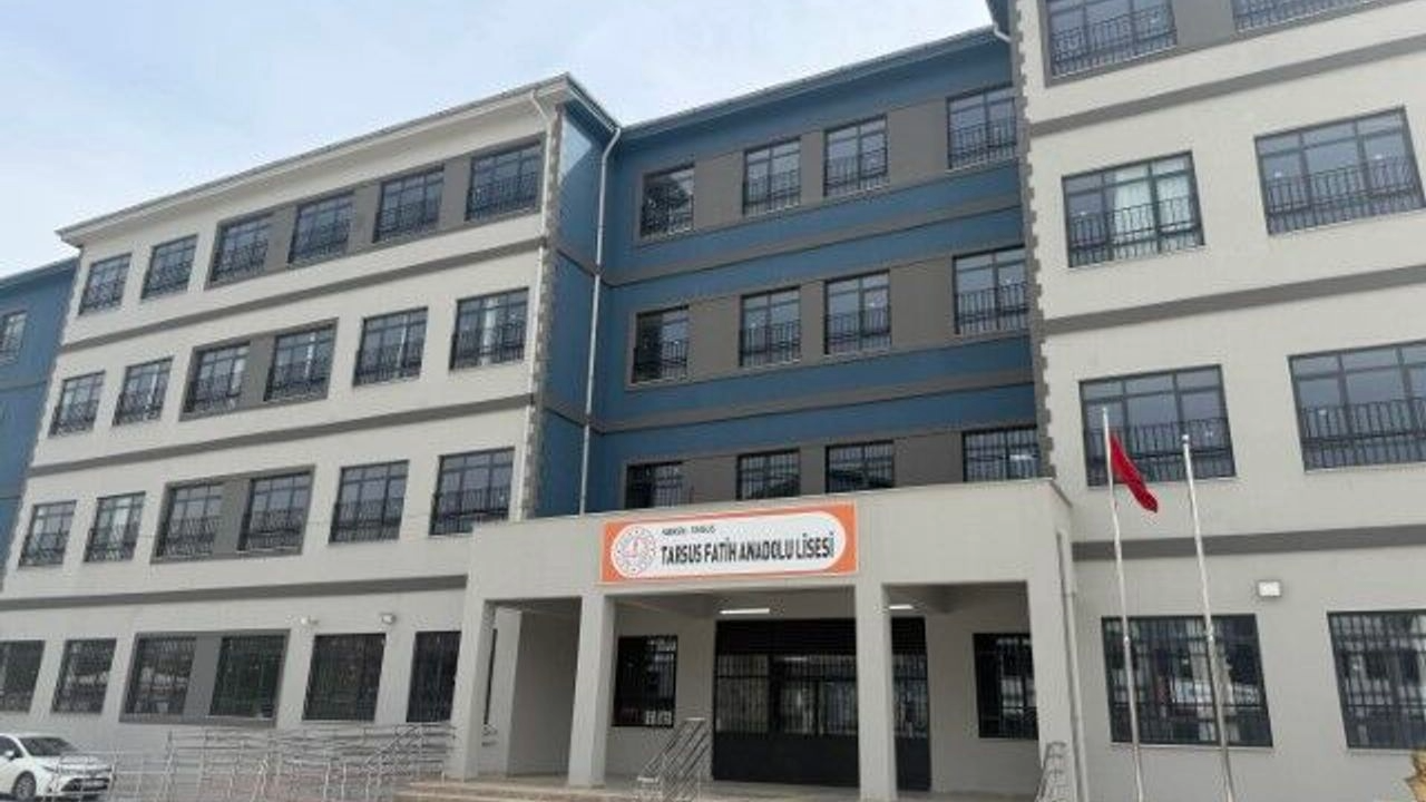 MERSİNDE BİR ÖĞRENCİ OKULDA SİLAHLA YAKALANDI.