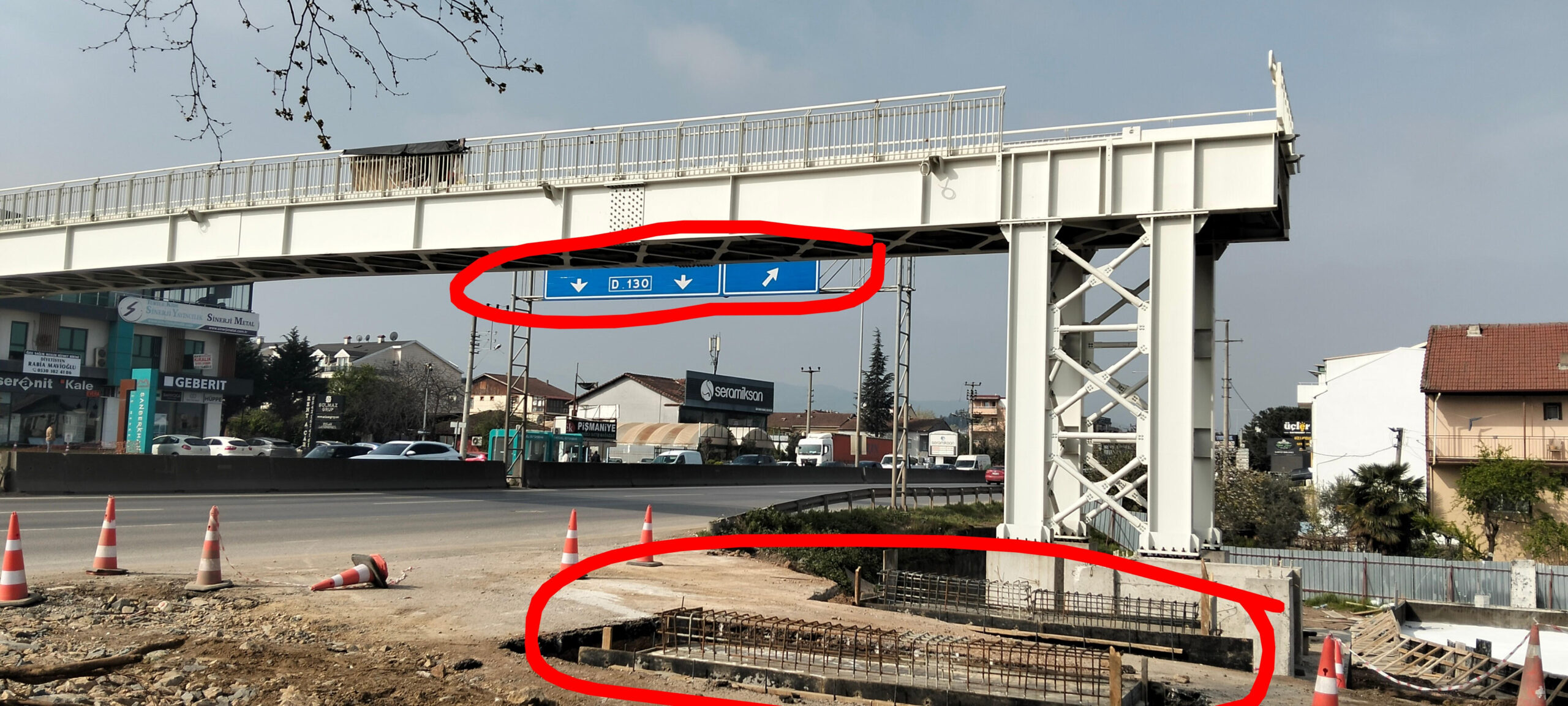 BAŞİSKELE’DE “KÖR” NOKTA TEHLİKESİ: YENİ ÜST GEÇİT TABELALARI KAPATTI!