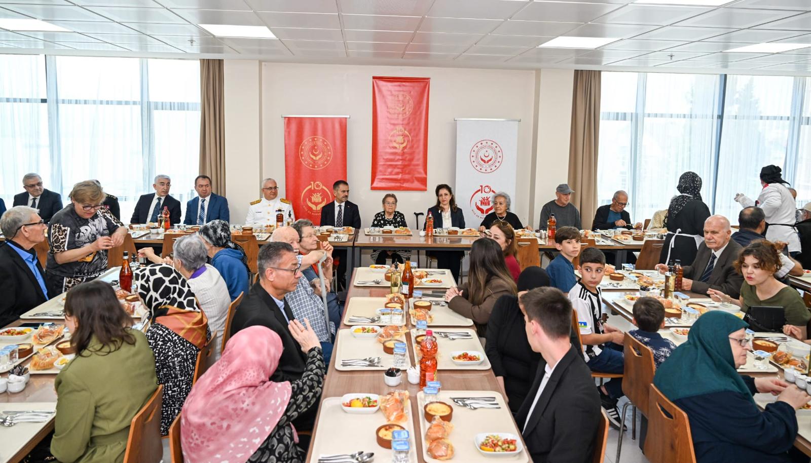 VALİ AKTAŞ VE EŞİNDEN HUZUREVİNE ANLAMLI ZİYARET: “3 KUŞAK BİR SOFRADA” BULUŞTU