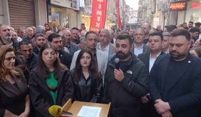 CHP Kocaeli Gençlik Kolları Başkanı Hayri Zorer: “İl Binamızı Kayyumlara ve Hainlere Teslim Etmeyiz!”