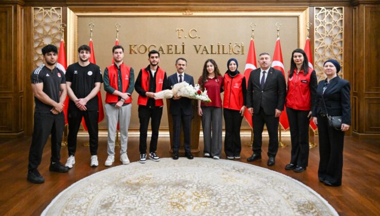 KOCAELİ VALİLİĞİ’NDE GENÇLİK RÜZGARI: 19 MAYIS COŞKUSU ZİYARETLE BAŞLADI!